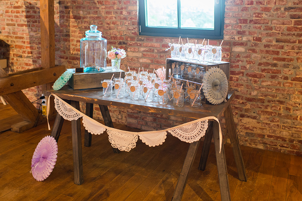 Hochzeit Getränkespender mit Ball Mason Jars auf Vintagetisch