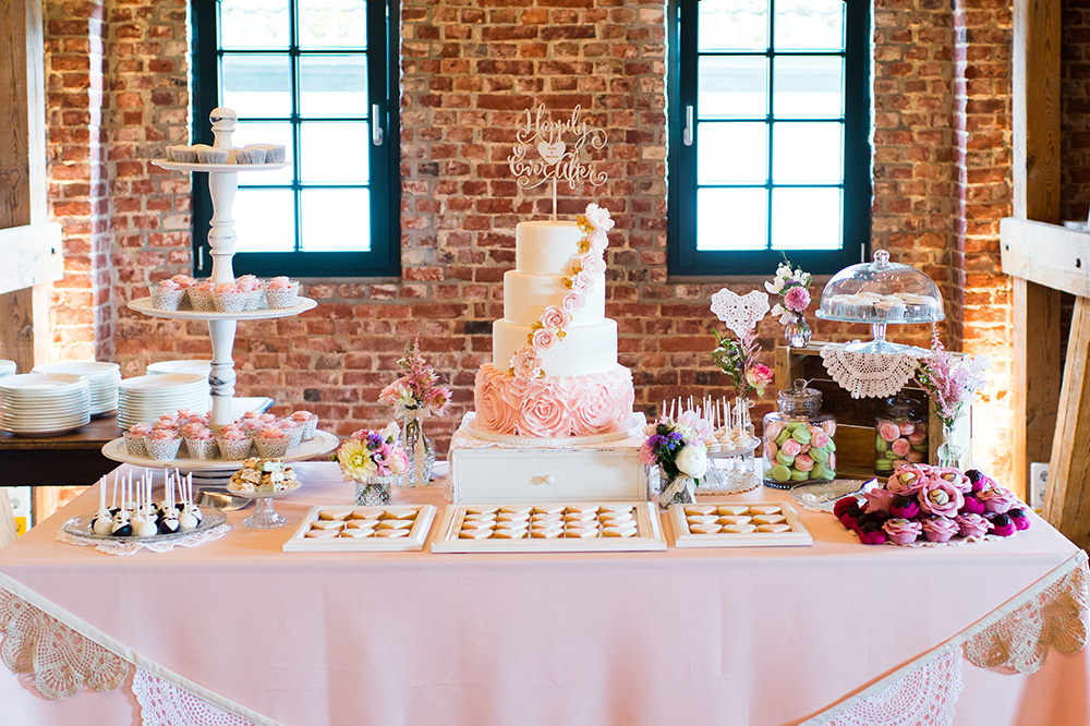 Hochzeit Sweetstable mit Etagere, Hochzeitstorte und Süssigkeiten