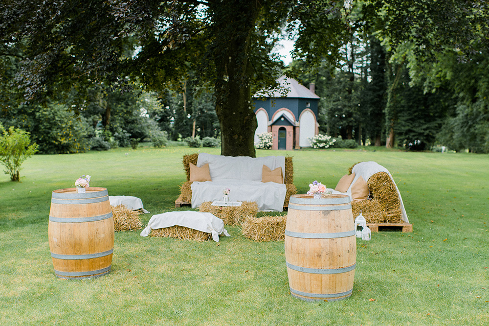 Strohlounge mit kleinem Tisch